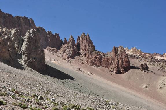 Grandes pináculos de rocha fazem parte do cenário do Parque Provincial do Aconcágua, região de Mendoza, no oeste da Argentina